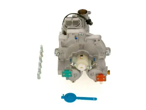 Bosch Gasarmatur mit mehreren Anschlüssen, einer weißen Düse und einem farbigen Verschlussmechanismus. Sechs Montagebolzen liegen daneben.